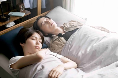 手前から秋田汐梨演じる日下はる、池田匡志演じる藤原理央 (c)三つ葉優雨／小学館／ＮＢＣユニバーサル・エンターテイメントジャパン