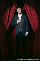 伊藤裕一扮するジョージ・レストレード。