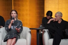 左からナミ役のエミリー・ラッド、サンジ役のタズ・スカイラー