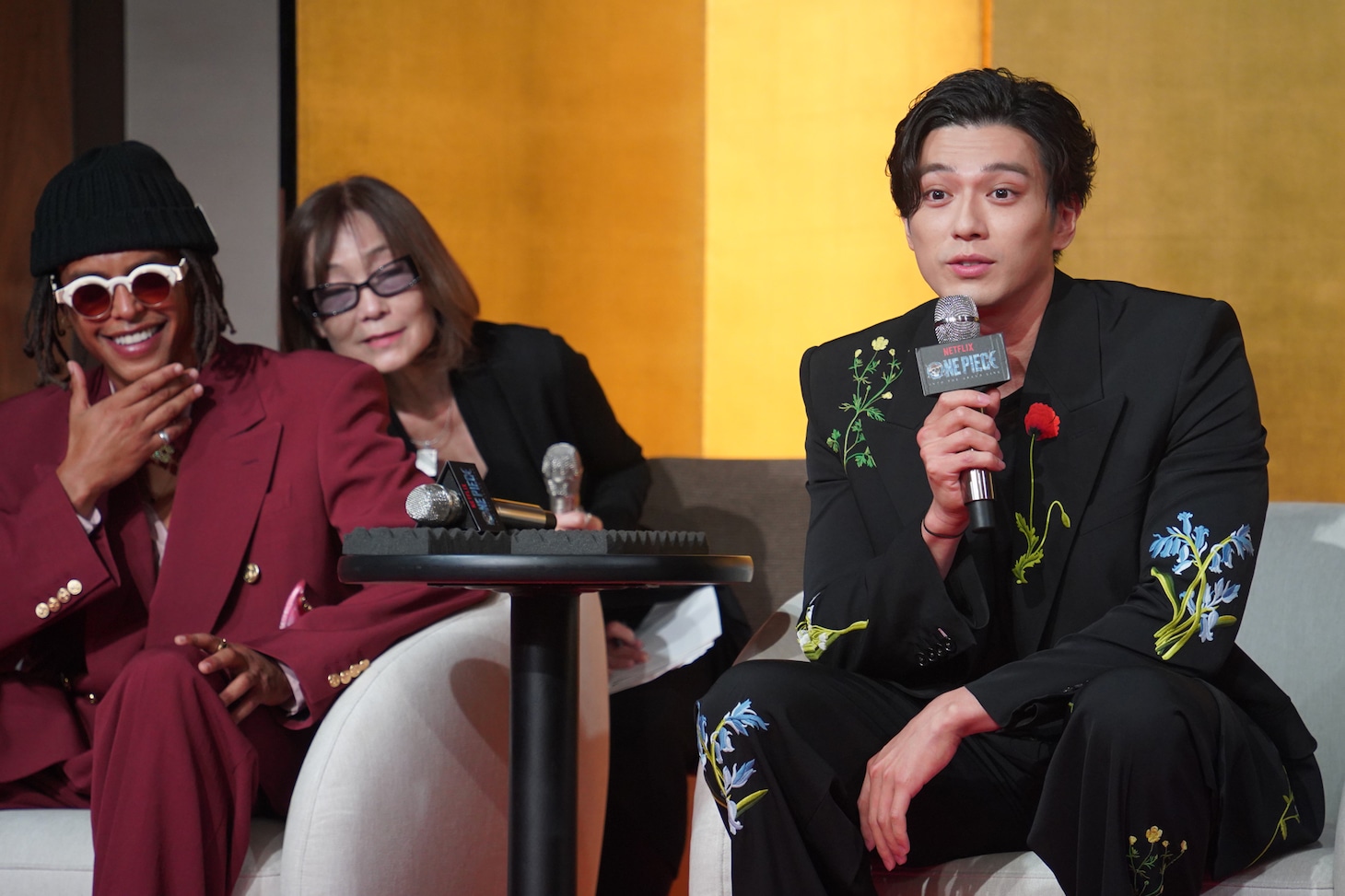 左からウソップ役のジェイコブ・ロメロ、ゾロ役の新田真剣佑