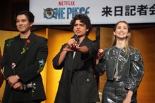 左からゾロ役の新田真剣佑、ルフィ役のイニャキ・ゴドイ、ナミ役のエミリー・ラッド