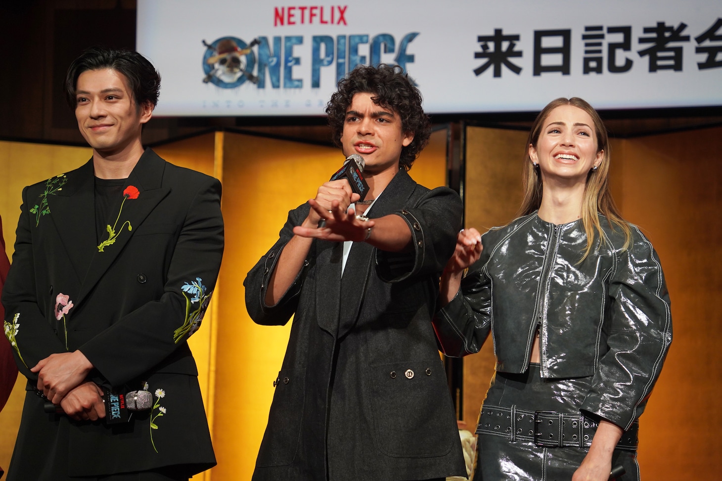 左からゾロ役の新田真剣佑、ルフィ役のイニャキ・ゴドイ、ナミ役のエミリー・ラッド