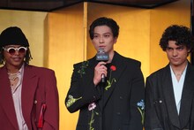 左から左からウソップ役のジェイコブ・ロメロ、ゾロ役の新田真剣佑、ルフィ役のイニャキ・ゴドイ