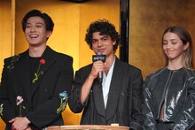 左からゾロ役の新田真剣佑、ルフィ役のイニャキ・ゴドイ、ナミ役のエミリー・ラッド