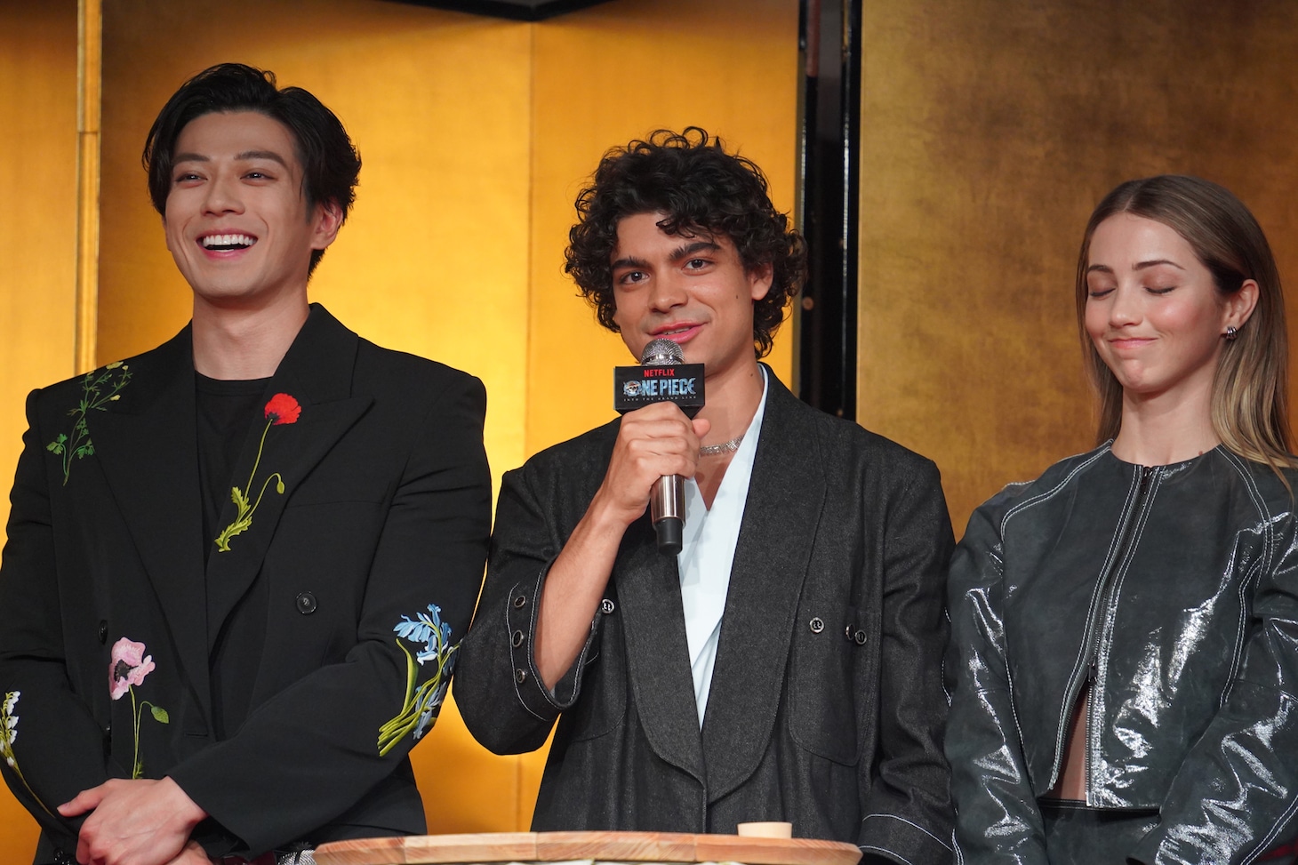 左からゾロ役の新田真剣佑、ルフィ役のイニャキ・ゴドイ、ナミ役のエミリー・ラッド