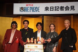 「ONE PIECE」麦わらの一味キャストが来日、新田真剣佑が語る“超一流”の巨大セット
