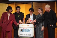 鏡開きするキャスト陣