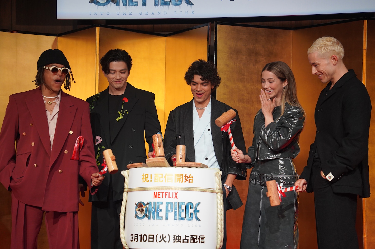 鏡開きするキャスト陣