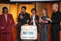 鏡開きするキャスト陣