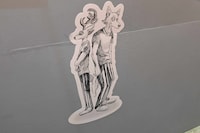 「板垣巴留展～『BEASTARS』『SANDA』から『タイカの理性』まで パルの創造の世界～」より、「BEASTARS」のコーナーに貼られたレゴシとルイのシール