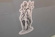 「板垣巴留展～『BEASTARS』『SANDA』から『タイカの理性』まで パルの創造の世界～」より、「BEASTARS」のコーナーに貼られたレゴシとルイのシール