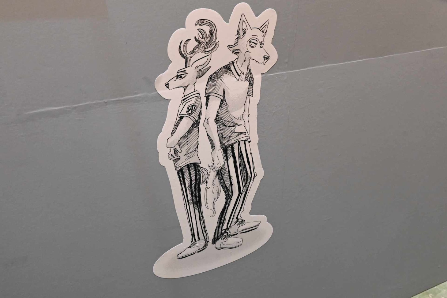 「板垣巴留展～『BEASTARS』『SANDA』から『タイカの理性』まで パルの創造の世界～」より、「BEASTARS」のコーナーに貼られたレゴシとルイのシール