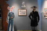 「板垣巴留展～『BEASTARS』『SANDA』から『タイカの理性』まで パルの創造の世界～」より、「BEASTARS」のコーナー。ルイのパネルと死神アドラーの仮面、帽子の展示物