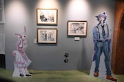 「板垣巴留展～『BEASTARS』『SANDA』から『タイカの理性』まで パルの創造の世界～」より、「BEASTARS」のコーナーのレゴシとハルのパネル