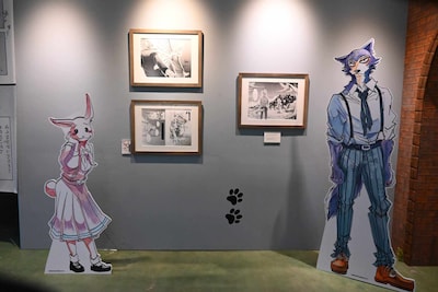 「板垣巴留展～『BEASTARS』『SANDA』から『タイカの理性』まで パルの創造の世界～」より、「BEASTARS」のコーナーのレゴシとハルのパネル