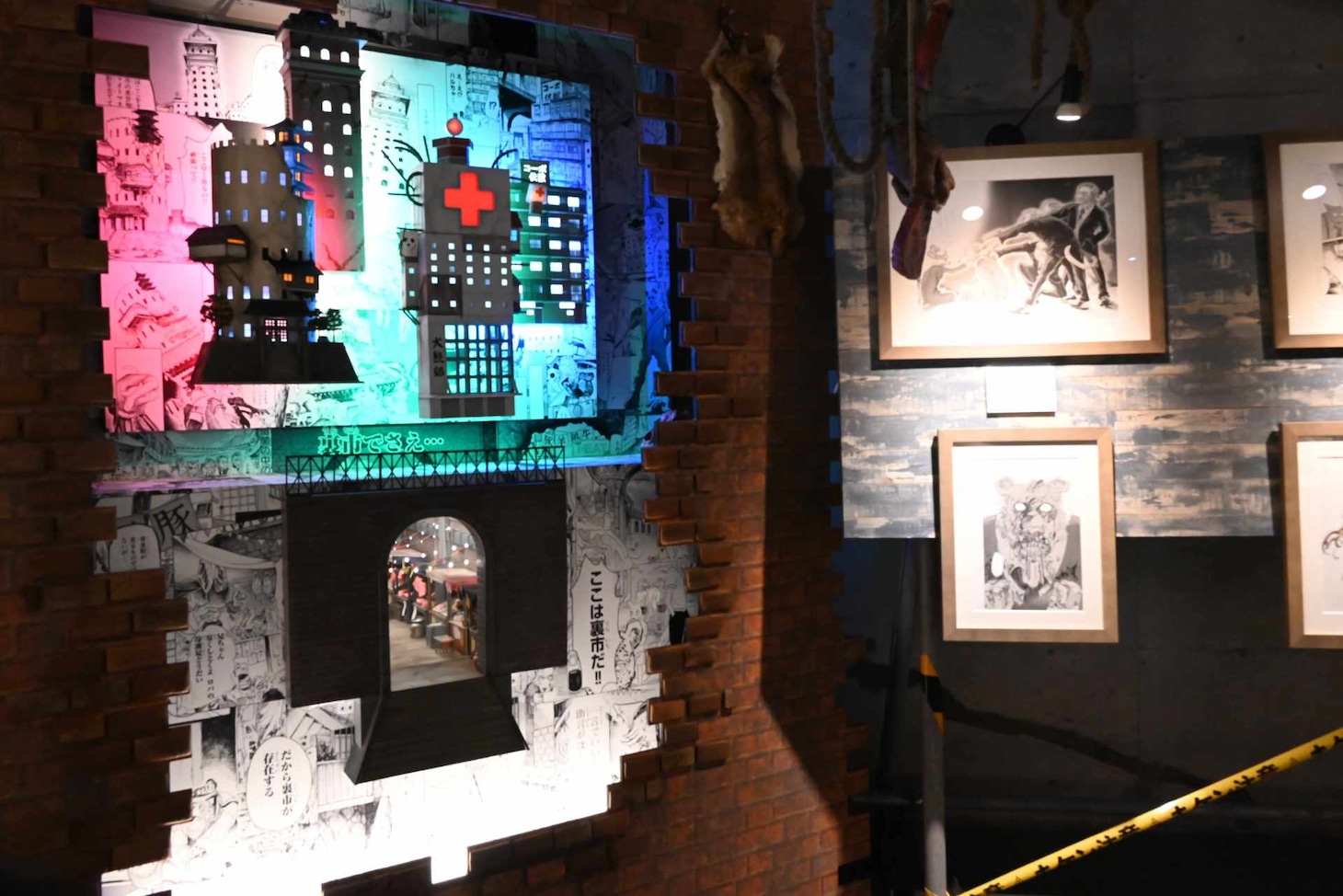 「板垣巴留展～『BEASTARS』『SANDA』から『タイカの理性』まで パルの創造の世界～」より、「BEASTARS」のコーナー。裏市のジオラマ