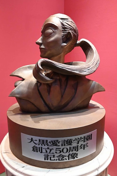 「板垣巴留展～『BEASTARS』『SANDA』から『タイカの理性』まで パルの創造の世界～」より、「SANDA」の「大黒愛護学園創立50周年記念像」