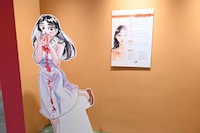 「板垣巴留展～『BEASTARS』『SANDA』から『タイカの理性』まで パルの創造の世界～」より、「ボタボタ」の真子のパネル