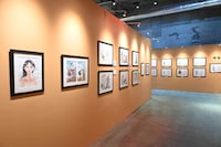 「板垣巴留展～『BEASTARS』『SANDA』から『タイカの理性』まで パルの創造の世界～」より、「ボタボタ」とアザーワークスの展示コーナー