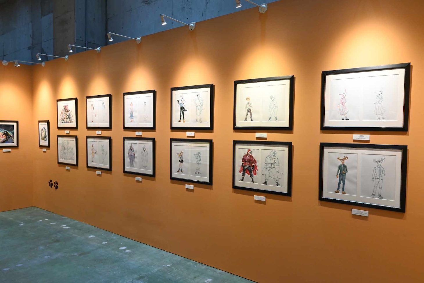 「板垣巴留展～『BEASTARS』『SANDA』から『タイカの理性』まで パルの創造の世界～」より、「ボタボタ」とアザーワークスの展示コーナー