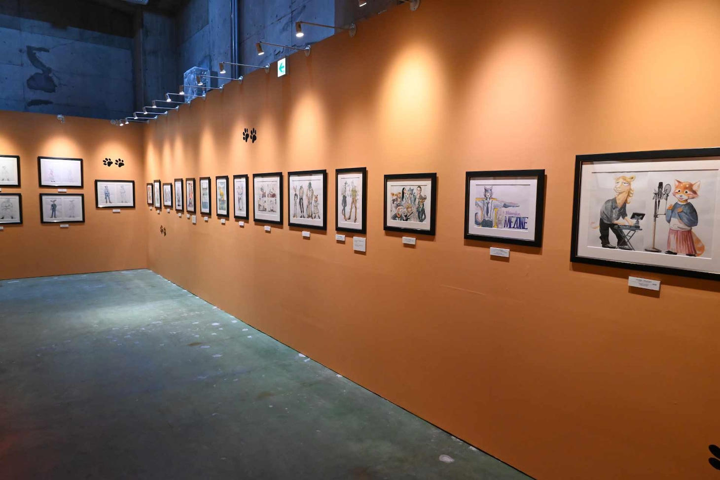 「板垣巴留展～『BEASTARS』『SANDA』から『タイカの理性』まで パルの創造の世界～」より、「ボタボタ」とアザーワークスの展示コーナー