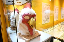 「板垣巴留展～『BEASTARS』『SANDA』から『タイカの理性』まで パルの創造の世界～」より、板垣巴留の被り物