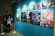 「板垣巴留展～『BEASTARS』『SANDA』から『タイカの理性』まで パルの創造の世界～」より、メディアミックス作品のポスターがずらり