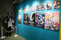 「板垣巴留展～『BEASTARS』『SANDA』から『タイカの理性』まで パルの創造の世界～」より、メディアミックス作品のポスターがずらり