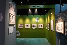 「板垣巴留展～『BEASTARS』『SANDA』から『タイカの理性』まで パルの創造の世界～」より、「BEAST COMPLEX」のコーナー
