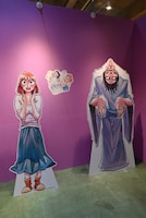 「板垣巴留展～『BEASTARS』『SANDA』から『タイカの理性』まで パルの創造の世界～」より、「ウシミツガオ」のコーナー。恵味とゴウのパネル