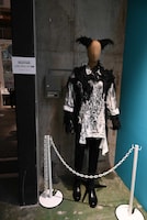 「板垣巴留展～『BEASTARS』『SANDA』から『タイカの理性』まで パルの創造の世界～」より、ミュージカル「BEASTARS」のレゴシの衣装