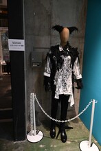 「板垣巴留展～『BEASTARS』『SANDA』から『タイカの理性』まで パルの創造の世界～」より、ミュージカル「BEASTARS」のレゴシの衣装