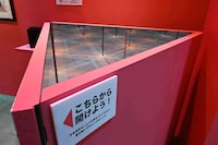 「板垣巴留展～『BEASTARS』『SANDA』から『タイカの理性』まで パルの創造の世界～」より、「SANDA」の「視線の間」を模したジオラマ