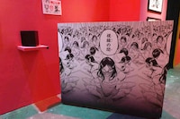 「板垣巴留展～『BEASTARS』『SANDA』から『タイカの理性』まで パルの創造の世界～」より、「SANDA」の「視線の間」を模したジオラマ。実際に合わせ鏡を体験することができる