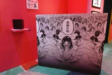 「板垣巴留展～『BEASTARS』『SANDA』から『タイカの理性』まで パルの創造の世界～」より、「SANDA」の「視線の間」を模したジオラマ。実際に合わせ鏡を体験することができる