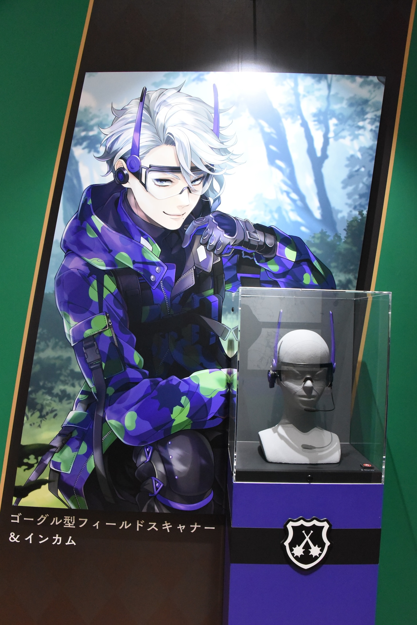 「ディズニー ツイステッドワンダーランド展 Seasonal Memories」より、「ハッピービーンズデー」のコーナーに展示されたアズールのゴーグル型フィールドスキャナー＆インカム