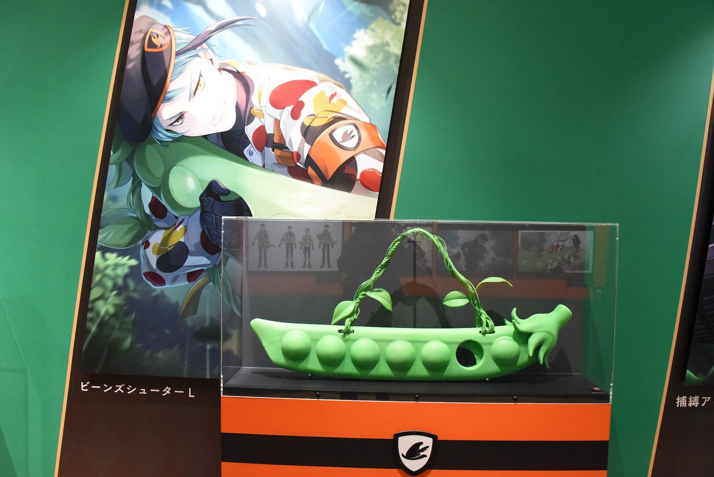 「ディズニー ツイステッドワンダーランド展 Seasonal Memories」より、「ハッピービーンズデー」のコーナーに展示されたジェイドのビーンズシューターL