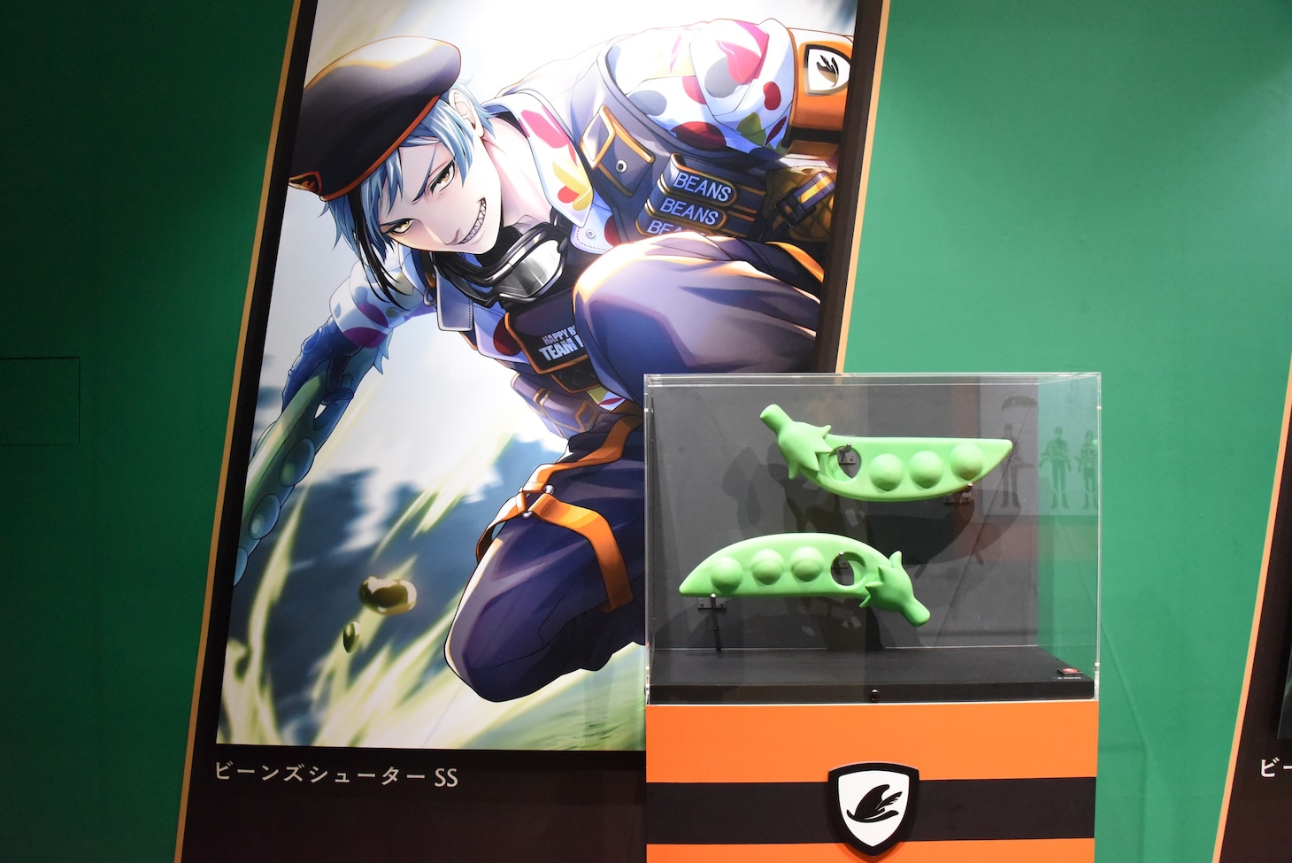 「ディズニー ツイステッドワンダーランド展 Seasonal Memories」より、「ハッピービーンズデー」のコーナーに展示されたフロイドのビーンズシューターSS