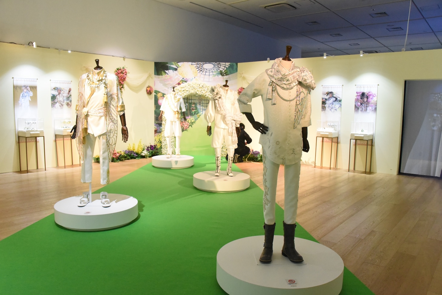 「ディズニー ツイステッドワンダーランド展 Seasonal Memories」より、「フェアリーガラ ～春を呼ぶ妖精たちの祝祭～」のコーナーの衣装展示