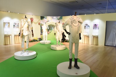 「ディズニー ツイステッドワンダーランド展 Seasonal Memories」より、「フェアリーガラ ～春を呼ぶ妖精たちの祝祭～」のコーナーの衣装展示