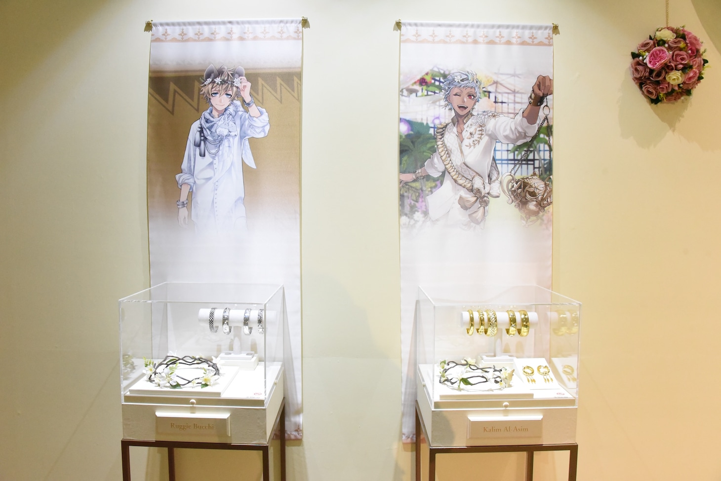 「ディズニー ツイステッドワンダーランド展 Seasonal Memories」より、「フェアリーガラ ～春を呼ぶ妖精たちの祝祭～」のコーナーに展示されたラギーとカリムの小物