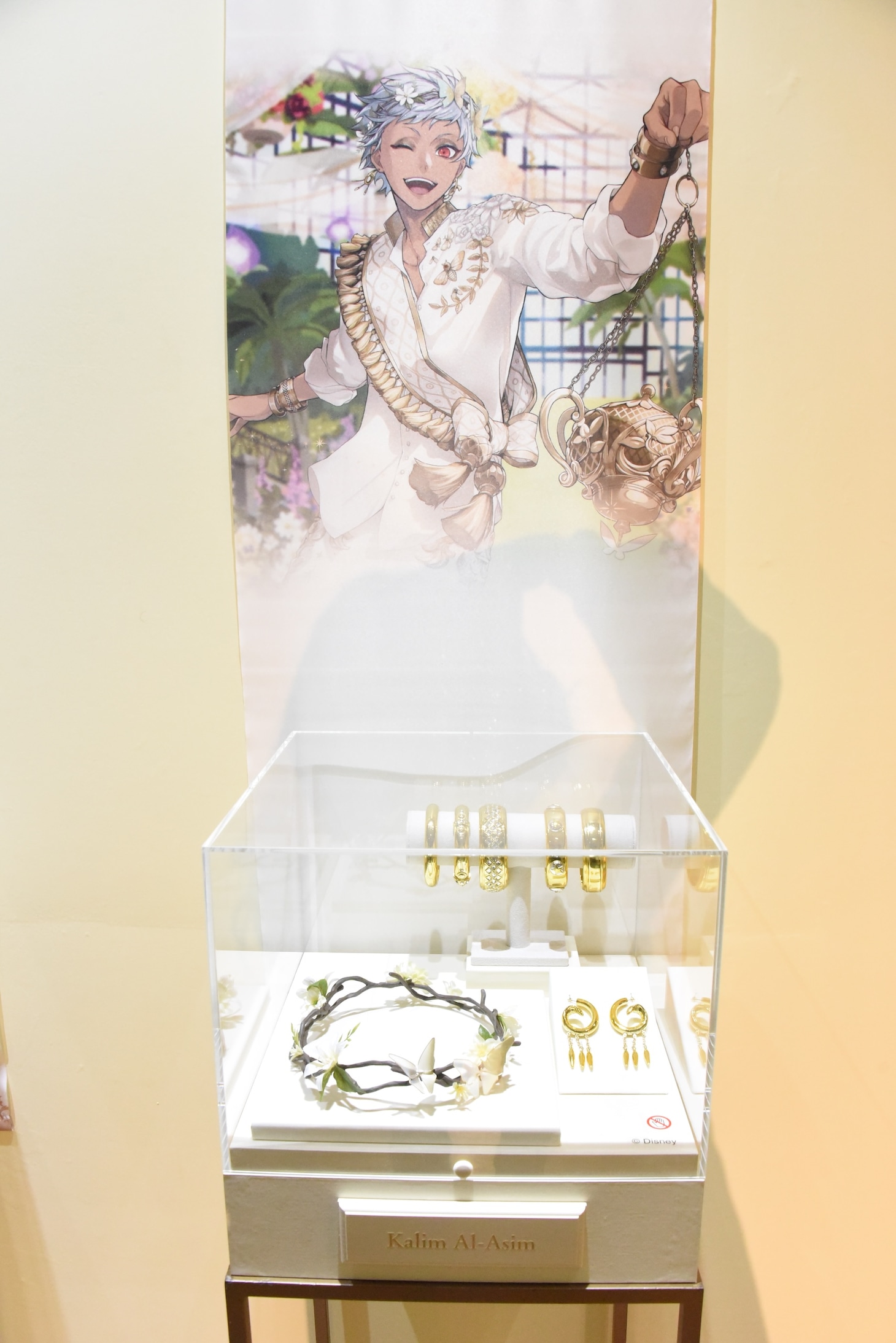 「ディズニー ツイステッドワンダーランド展 Seasonal Memories」より、「フェアリーガラ ～春を呼ぶ妖精たちの祝祭～」のコーナーに展示されたカリムの小物