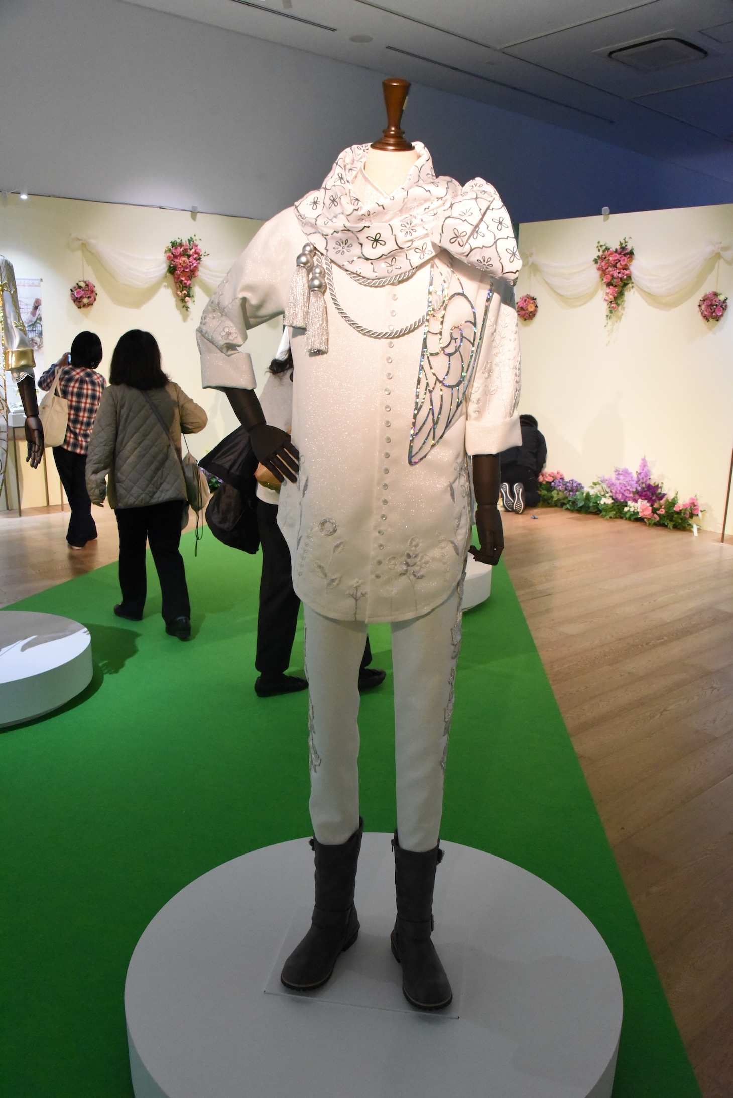 「ディズニー ツイステッドワンダーランド展 Seasonal Memories」より、「フェアリーガラ ～春を呼ぶ妖精たちの祝祭～」のコーナーに展示されたラギーの衣装