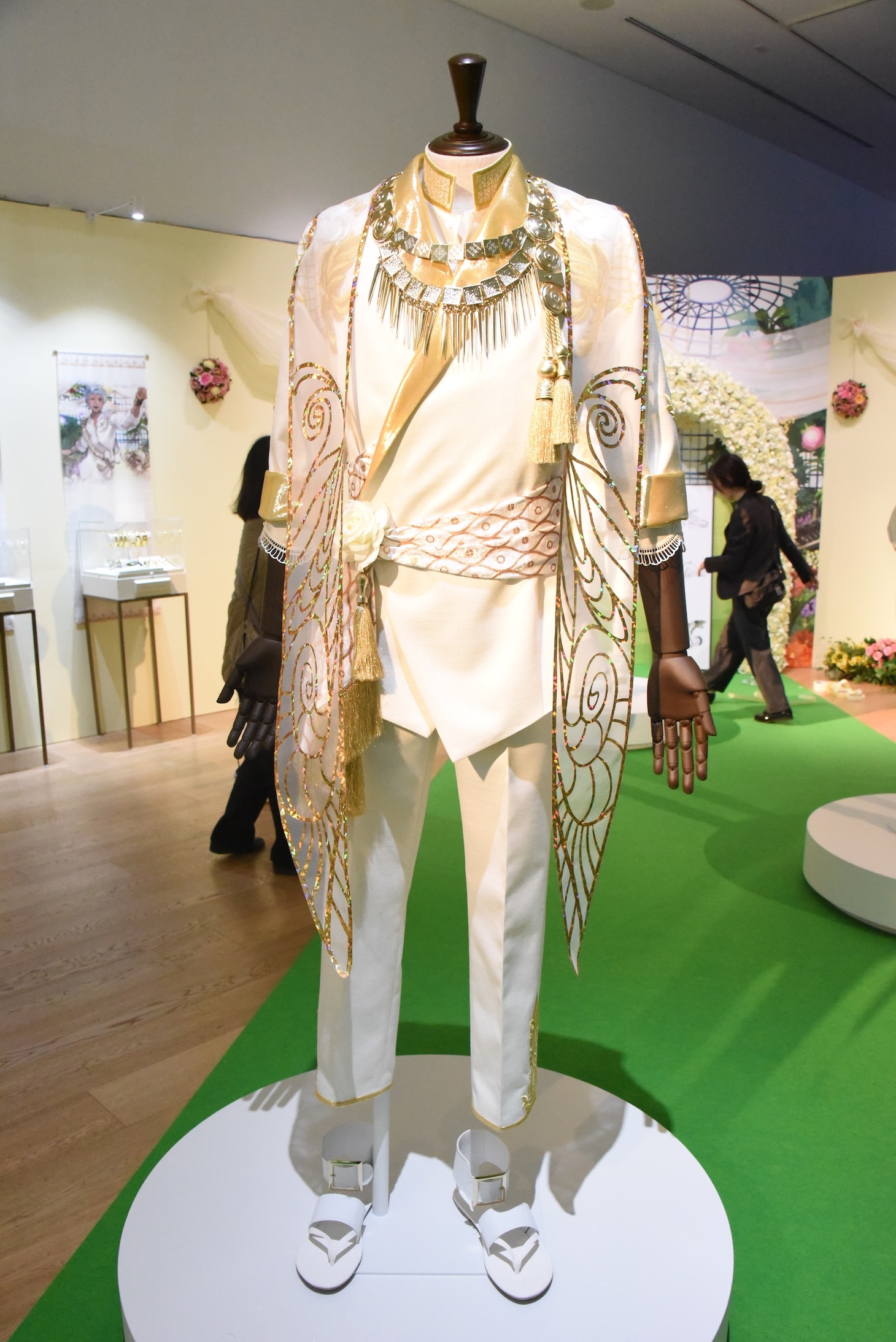 「ディズニー ツイステッドワンダーランド展 Seasonal Memories」より、「フェアリーガラ ～春を呼ぶ妖精たちの祝祭～」のコーナーに展示されたレオナの衣装