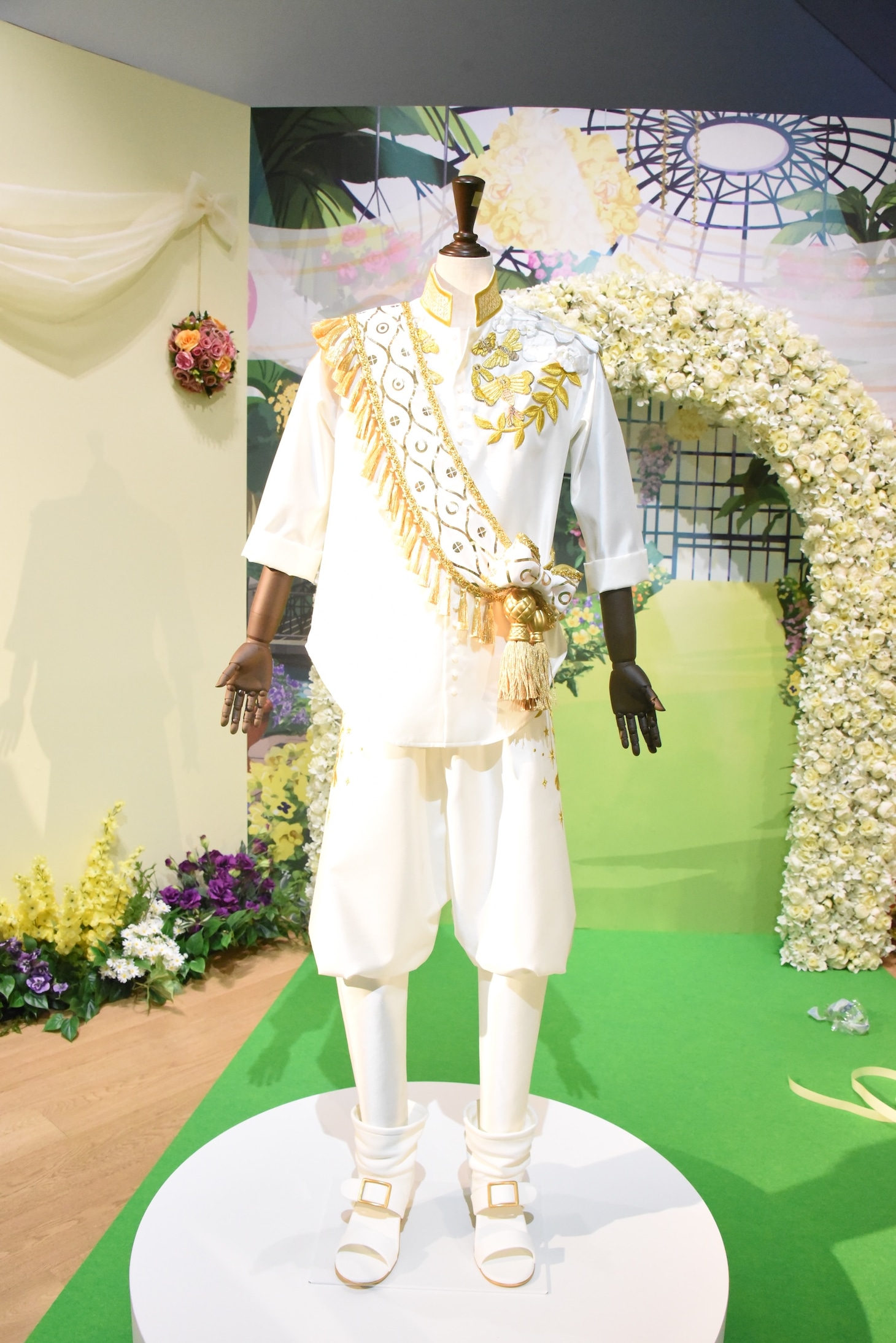 「ディズニー ツイステッドワンダーランド展 Seasonal Memories」より、「フェアリーガラ ～春を呼ぶ妖精たちの祝祭～」のコーナーに展示されたカリムの衣装