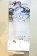 「ディズニー ツイステッドワンダーランド展 Seasonal Memories」より、「フェアリーガラ ～春を呼ぶ妖精たちの祝祭～」のコーナーに展示されたジャミルの小物