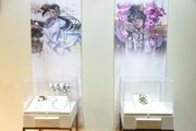 「ディズニー ツイステッドワンダーランド展 Seasonal Memories」より、「フェアリーガラ ～春を呼ぶ妖精たちの祝祭～」のコーナーに展示されたジャミルとレオナの小物
