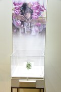 「ディズニー ツイステッドワンダーランド展 Seasonal Memories」より、「フェアリーガラ ～春を呼ぶ妖精たちの祝祭～」のコーナーに展示されたレオナの小物