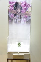 「ディズニー ツイステッドワンダーランド展 Seasonal Memories」より、「フェアリーガラ ～春を呼ぶ妖精たちの祝祭～」のコーナーに展示されたレオナの小物