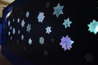 「ディズニー ツイステッドワンダーランド展 Seasonal Memories」より、「星に願いを ～Dance and Wishes～」のコーナーに展示されたキャラクターの願い事